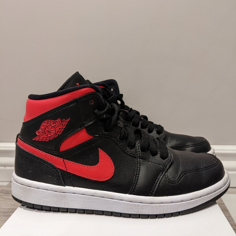 Air Jordan 1 Mid Women's Size 6